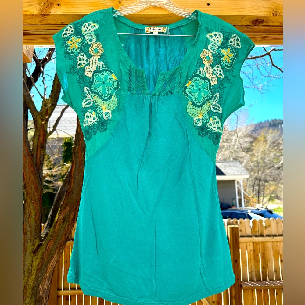 Lulumari NWOT Turquoise Yellow Green Top Shirt Appliqué Embroidered Large - Picture 2 of 13